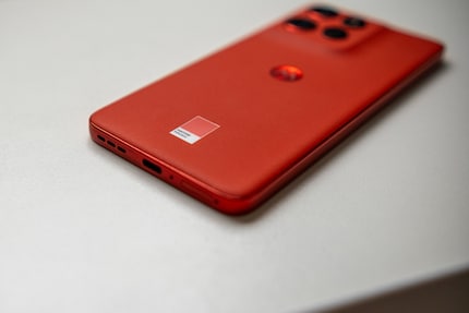 Kevin likes the Pantone red of the Motorola Edge 50 Neo.