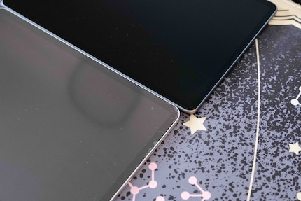 Bei meinem iPad (unten) sieht die selbst angebrachte Folie nicht halb so gut aus, wie das matte Display des MatePad.