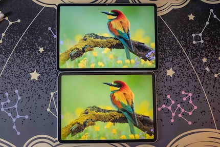 Eingeschaltet liefert das MatePad 11.5 S (oben) das klarere Bild, weil keine extra Folie draufklebt.