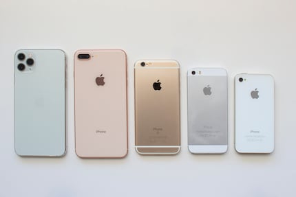 Een paar oude iPhones. Van links naar rechts: 11 Pro, 8 Plus, 6S, 5S, 4.