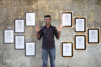 Konok Karmakar uit Bangladesh heeft in totaal 16 Guinness-records, allemaal voor zijn bijzonder behendige omgang met de voetbal.