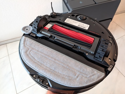 The mop plate with the textile cover vibrates.