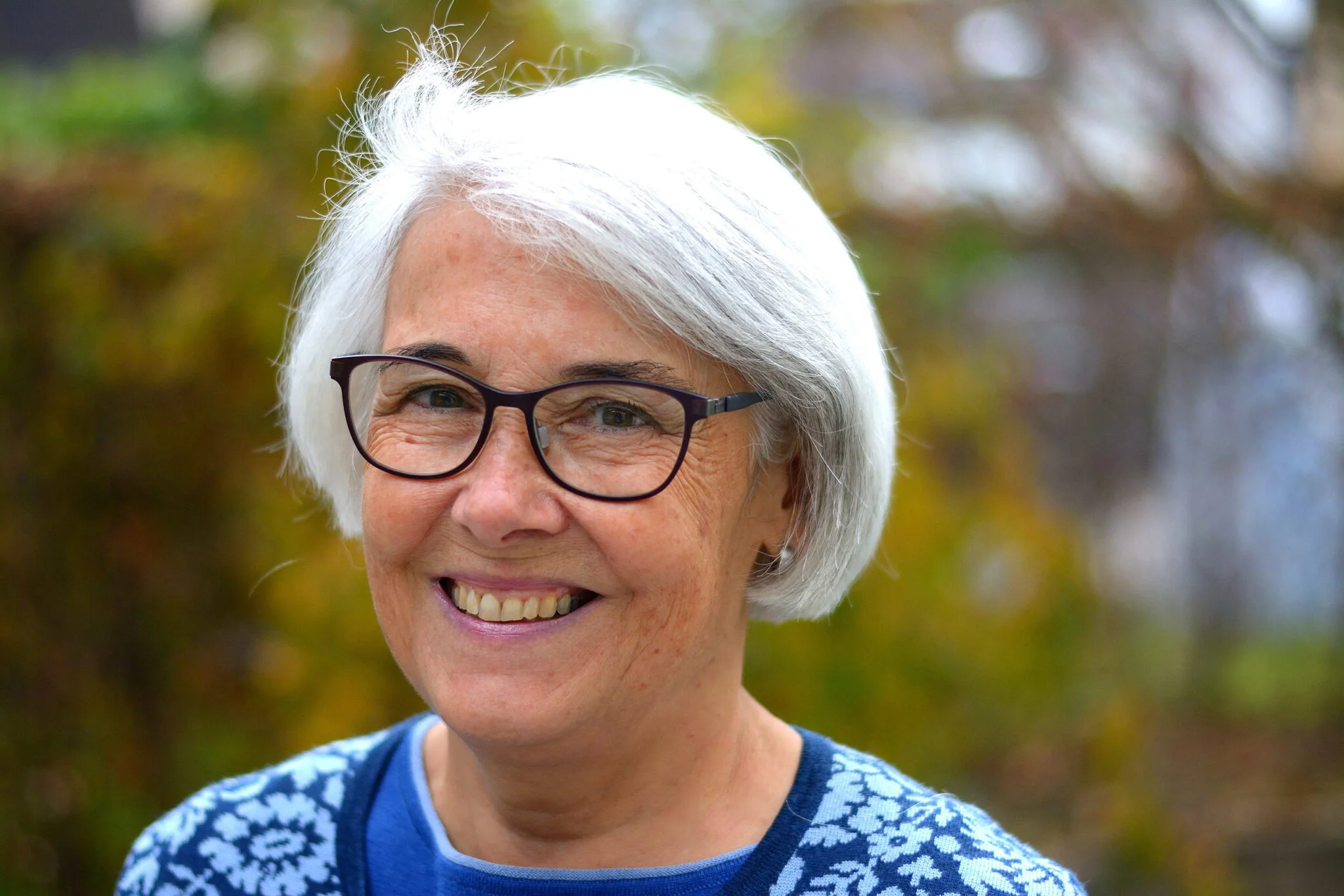 Al tientallen jaren in het veld: Johanna Gut doorzoekt als hoofdluizenspecialist de hoofden van kinderen op luizen.