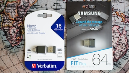 Ik heb een USB-stick geselecteerd die zo compact mogelijk is, zodat hij niet buiten de behuizing uitsteekt.