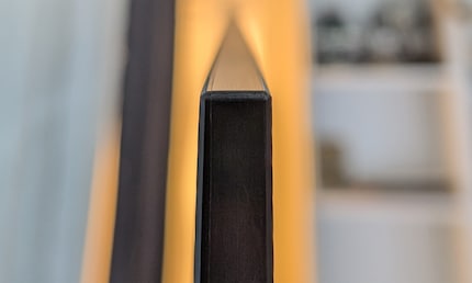 Samsung’s QD OLED TV also looks elegant from the side.