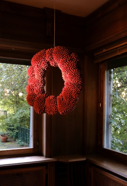 Familiar and yet difficult to categorise: At first glance, the ceramic objects by Andrés Anza fit into a natural habitat.