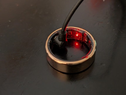 De ring wordt opgeladen met een kabel die erin gedockt moet worden.