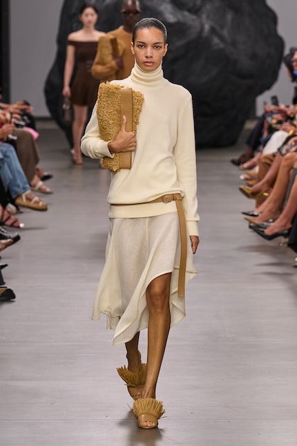 Bij Michael Kors hangt het uiteinde van de riem aan de zijkant naar beneden.