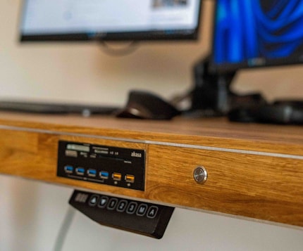 De zilveren ronde knop wordt gebruikt voor het inschakelen. Jonathan heeft ook verschillende USB-poorten en dergelijke ingebouwd als multifunctionele sleuf.