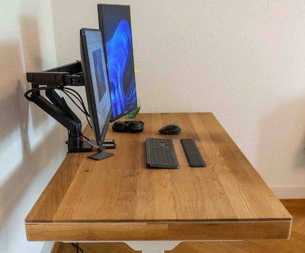 Jonathans pc is ingebouwd in een houten tafel.