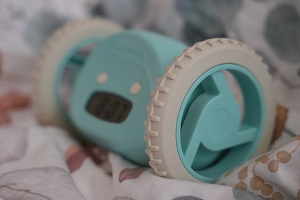 Clocky raast als een bezetene op wieltjes door de kinderkamer.