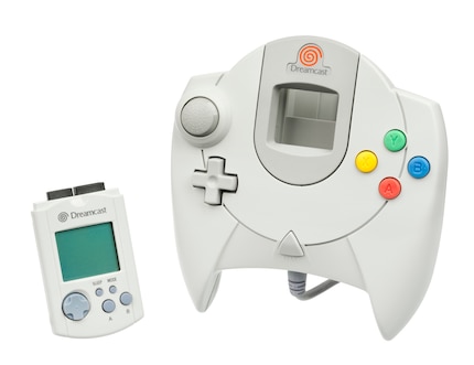 Die Form des Dreamcast Controllers ist ikonisch – leider liegt er nicht gut in der Hand. Daneben: eine Virtual Memory Unit.