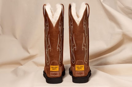 Der V-förmige Einschnitt am Schaft ist typisch für Westernstiefel.