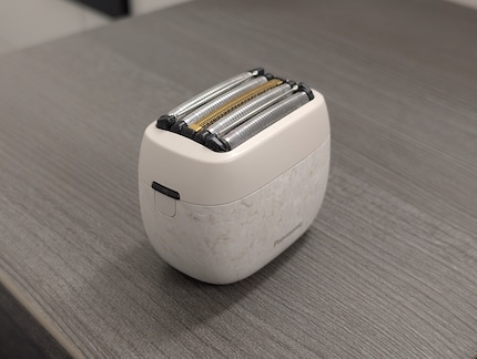 De Panasonic 900 S met zijn vijf mesjes in de scheerkop.