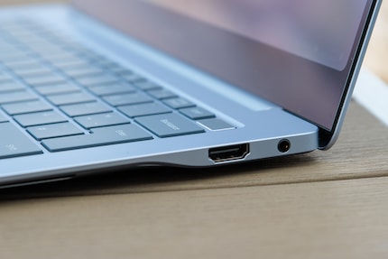 HDMI- en koptelefoonpoorten aan de rechterkant van de Galaxy Book.