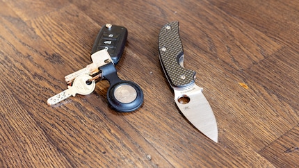 Het 7,6 centimeter lange lemmet van de Spyderco Sage is gemaakt van CPM-S30V staal. Het is extreem hard en houdt daarom lang zijn scherpte. Naslijpen is echter tijdrovender dan bij zachtere legeringen.