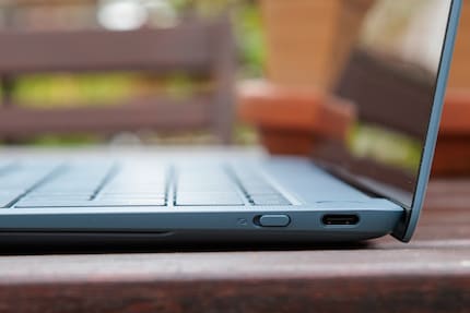 De knop rechts naast de USB-C poort schakelt de camera aan en uit.