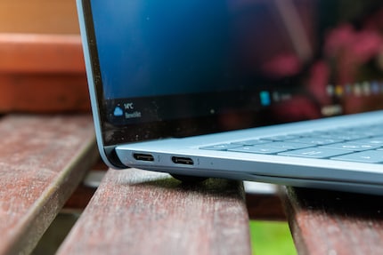 De MateBook kan worden opgeladen via de twee USB-C poorten (Thunderbolt 4) aan de linkerkant.