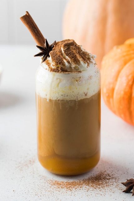 Ich gebe es zu: Ganz so hübsch sieht mein Pumpkin Spice Latte ohne Sahnehäubchen nicht aus.