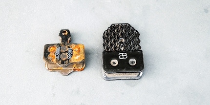 Links: herkömmlicher Bremsbelag, rechts: «Graphen Pad» von absoluteBLACK.