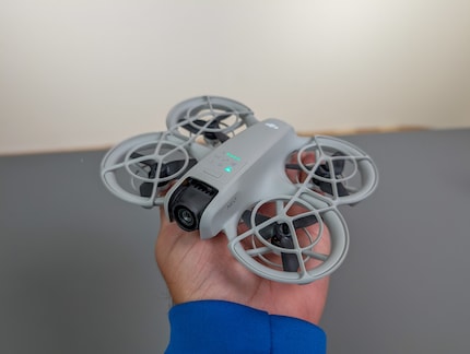 Die DJI Neo ist kompakt und leicht gebaut.