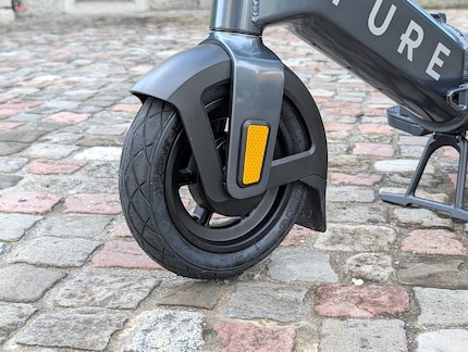 The scooter’s missing some extra suspension for its 10-inch tubeless tyres.