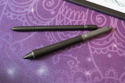 Er wordt een dunne stylus van XP-Pen meegeleverd (aan de achterkant), maar andere pennen van de fabrikant zijn ook compatibel.