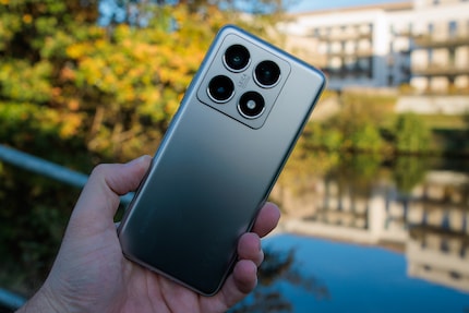 Die Rückseite aus Kunststoff – statt etwa aus Glas – macht das Xiaomi 14T Pro günstiger.
