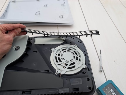 De ventilatorinlaat is aangesloten en kan worden losgetrokken.