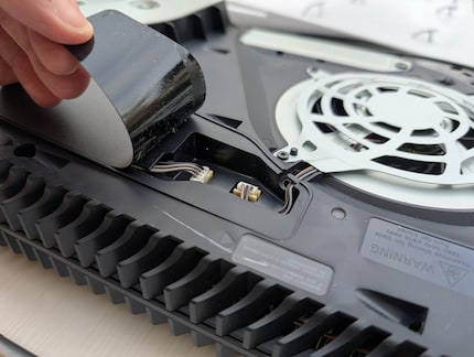 Het klepje waaronder de ventilatorconnector zit, is gelijmd.