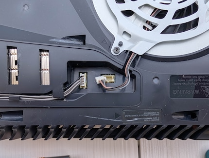 De ventilatorstekker mag niet aan de kabel uitgetrokken worden.