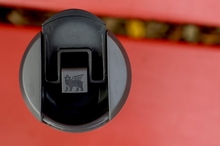 Doordachte sluiting: Hij is gemakkelijk te openen en te sluiten en hindert niet bij het drinken.