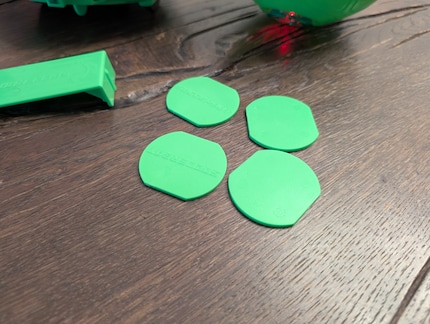 Four plastic disks as a playing field boundary – inadequate.