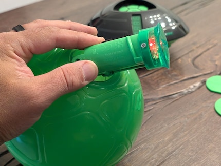 The battery compartment with the infrared light is screwed into the ball.