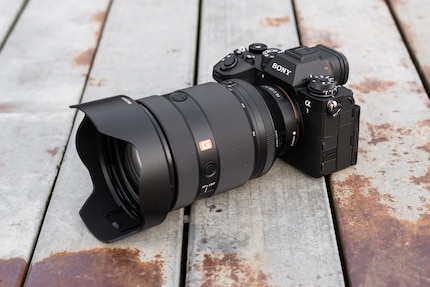 De Sony Alpha 1 II samen met de nieuwe FE 28-70 mm f/2 GM.