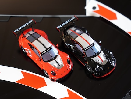 Optisch können sich die beiden Porsche von Carrera Hybrid sehen lassen.