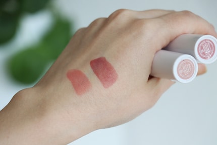 Op de huid komen de swatches aardig in de buurt van de kleurstickers. In combinatie met je eigen lipkleur zien ze er een stuk donkerder uit.
