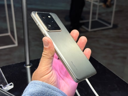 Trotz überdurchschnittlichem Akku liegt das Realme gut in der Hand.