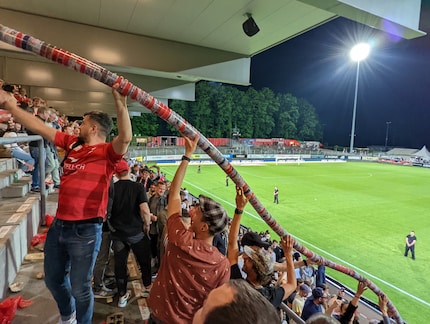 Het aantal bekers geeft duidelijk aan dat voetbal en bier voor veel mensen hand in hand gaan.