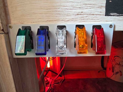 Die Schalter für die einzelnen Stationen des Setups. Erst drei davon sind in Gebrauch