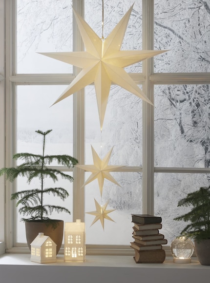 Verdoppelt oder verdreifacht wirken Weihnachtssterne noch effektvoller.