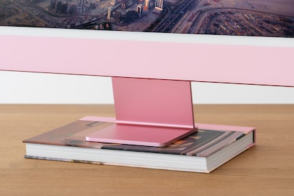 Der Monitor ist nicht höhenverstellbar. Bücher können helfen, machen aber den cleanen Look zunichte.