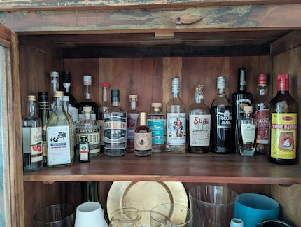 Hoewel het assortiment alcoholvrije alternatieven groeit, zal het waarschijnlijk altijd kleiner blijven dan dat van alcohol. Hier is een kijkje in mijn nog niet opgeruimde drankkast.