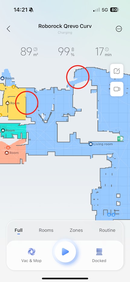 De twee vervelende fouten zijn rood omcirkeld: Twee kamers zijn verbonden via het balkon. Bovendien is één kamer in het midden willekeurig in tweeën gedeeld.
