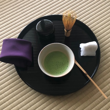 Der aufgeschäumte Matcha ist bereit, genossen zu werden.