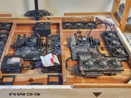 Das NAS (links) enthält zahlreiche Dokumente, aber auch Fotos und Videos. Rechts davon ist die Workstation
