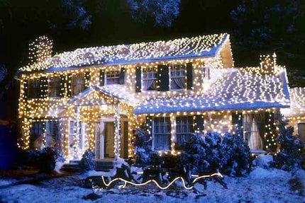 Dit huis won in 2021 een prijs in Canada voor zijn bijzonder Griswold-achtige verlichting.