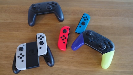 Joy-Cons in de houder (linksonder), losse Joy-Cons (midden) en twee Pro-Controllers (linksboven en rechtsonder).
