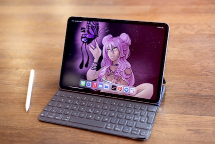 iPad en toetsenbord worden een beetje oud, maar zijn altijd trouwe metgezellen voor mijn kunst.