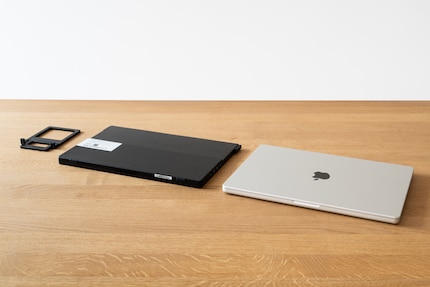 Opgevouwen is het dubbele beeldscherm iets kleiner dan mijn MacBook Pro.